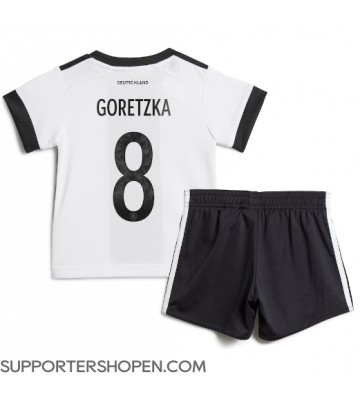 Tyskland Leon Goretzka #8 Hemmatröja Barn VM 2022 Kortärmad (+ korta byxor)